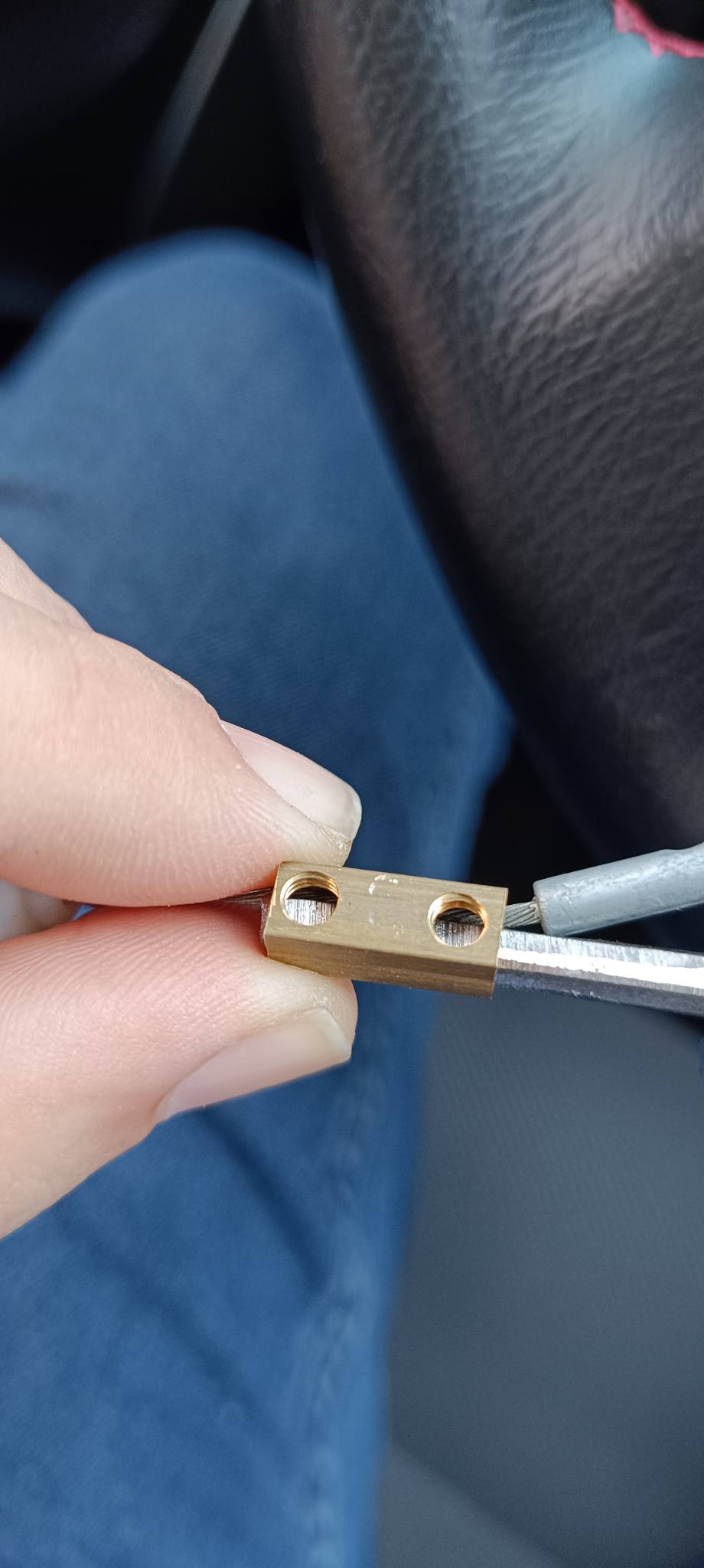 Alyanı uygun boyda kesip klemensin vidalarının geleceği yere uygun alyan üzerine kertik açıyorsunuz