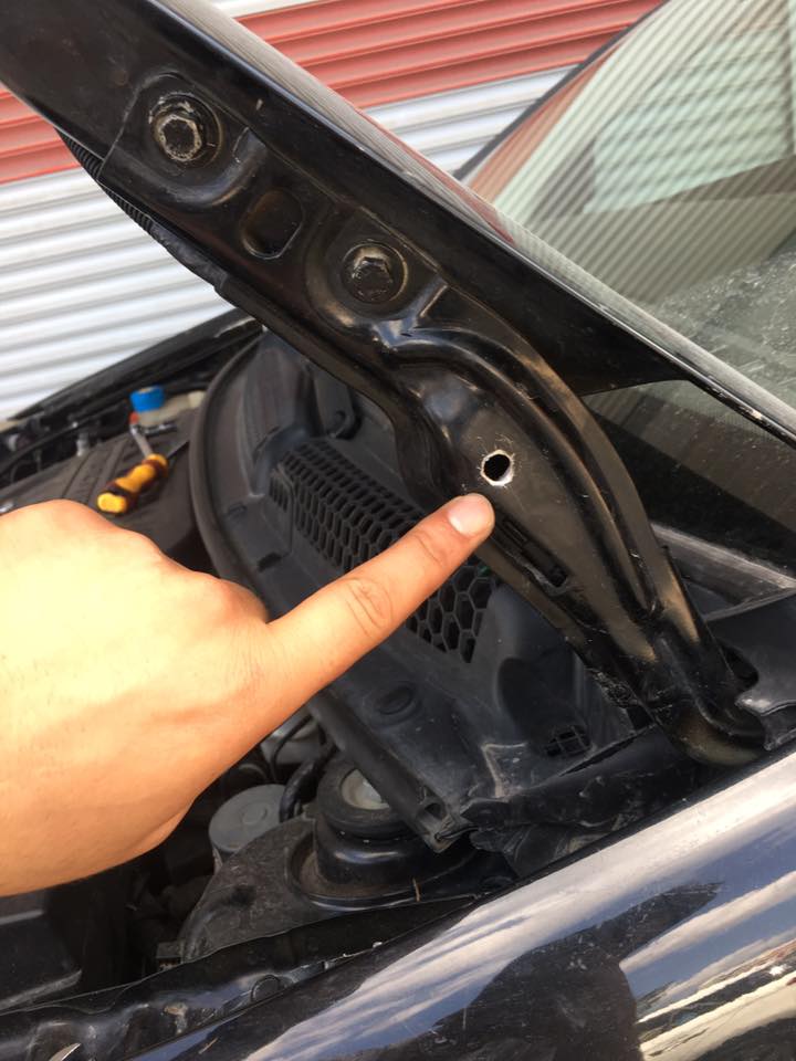 Kaput koluna açılan delik