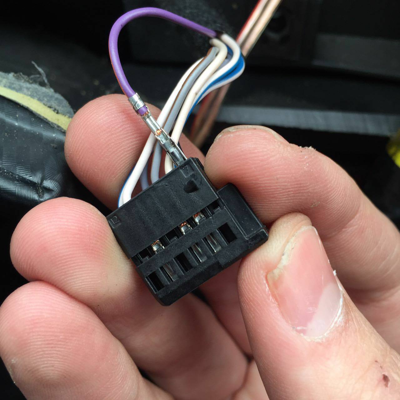 Mor renkli kablo bağlantısı