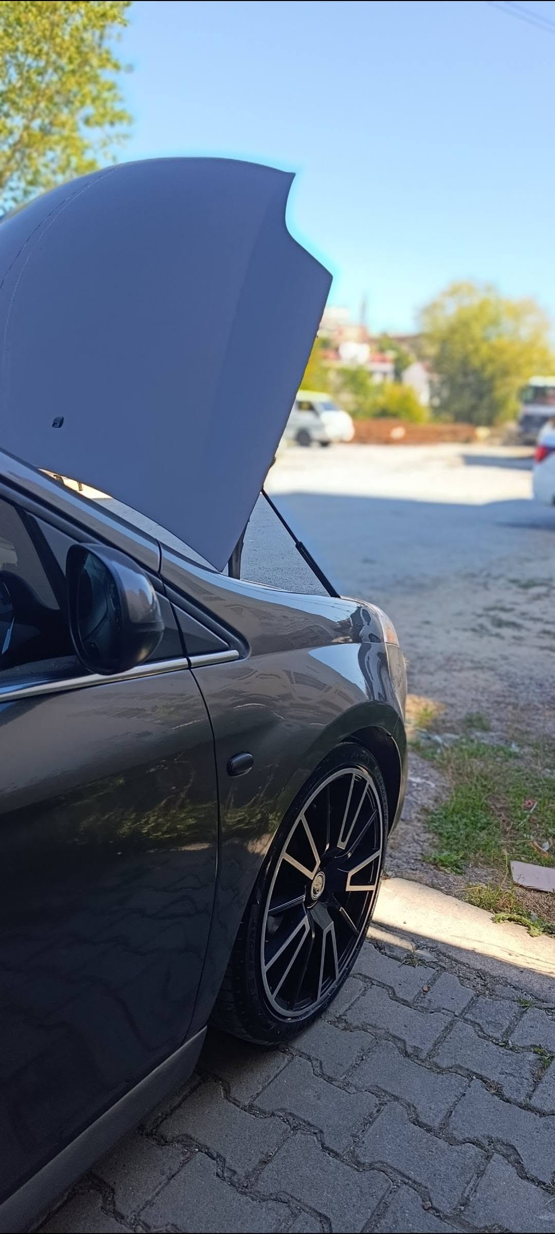Audi Q7 kaput amortisörü Bravo orijinal kaput civatasına takılı — yan görünüm