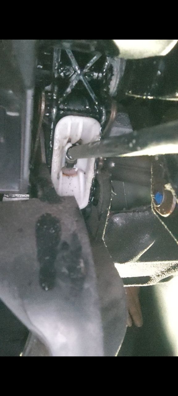 Debriyaj pedalı arkasında yağlanacak nokta