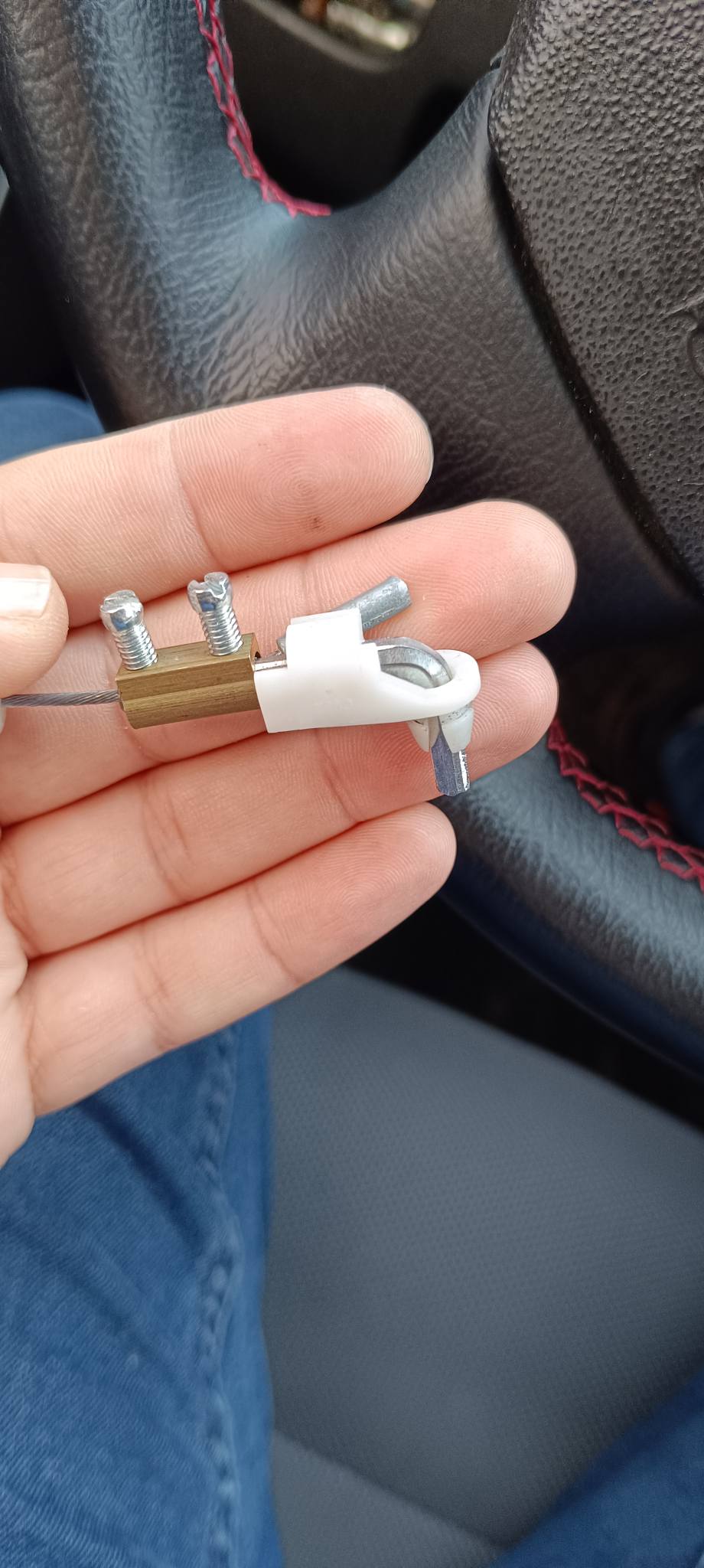 Kapı kolu üzerindeki halatın oturduğu plastik parçaya takılı hali